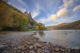 Burg Rheinstein-Blick aus dem Flussbett