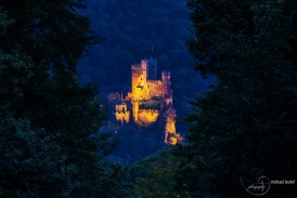 Burg Rheinstein-Blick von der Zauberhöhle am Abend