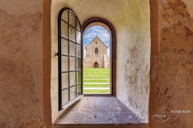 Kloster Lorsch-1: Blick aus der Tor-(Königs)halle auf das Kirchenfragment