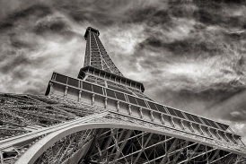 Eiffelturm im Wolkenmeer