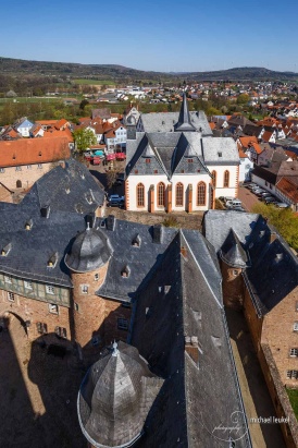 Schloss Steinau: Blick auf Innenhof und Kirche